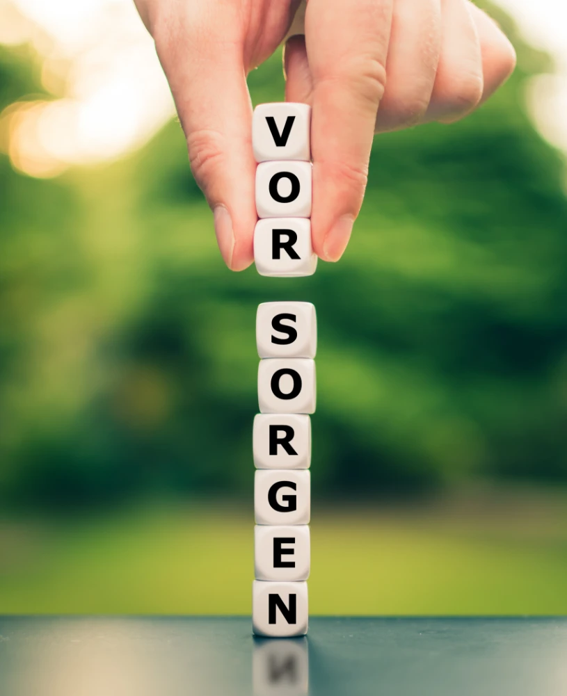 Würfel mit Buchstaben, die das Wort Vorsorgen ergeben, liegen übereinander